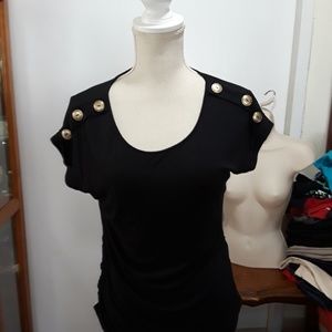 Una blusa negra con diseño de botones size m